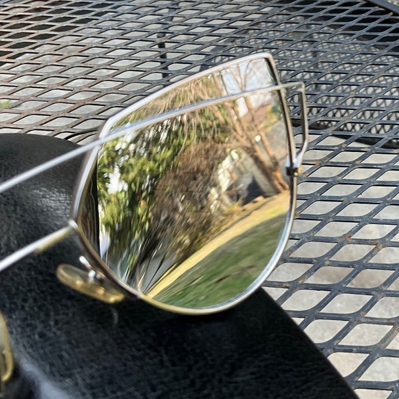 Mirror Sunglasses Gentle Monster Love Punch in Titanium - Picture 3 of 6